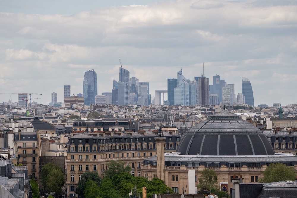 Vista do bairro La Défense em Paris, evidenciando a arquitetura moderna.