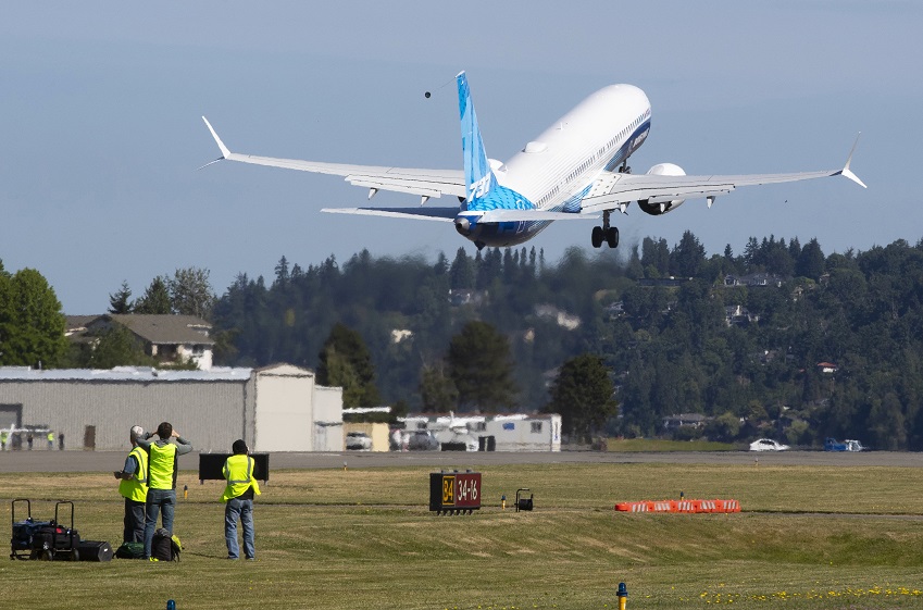 Um Boeing 737 MAX em pleno voo.