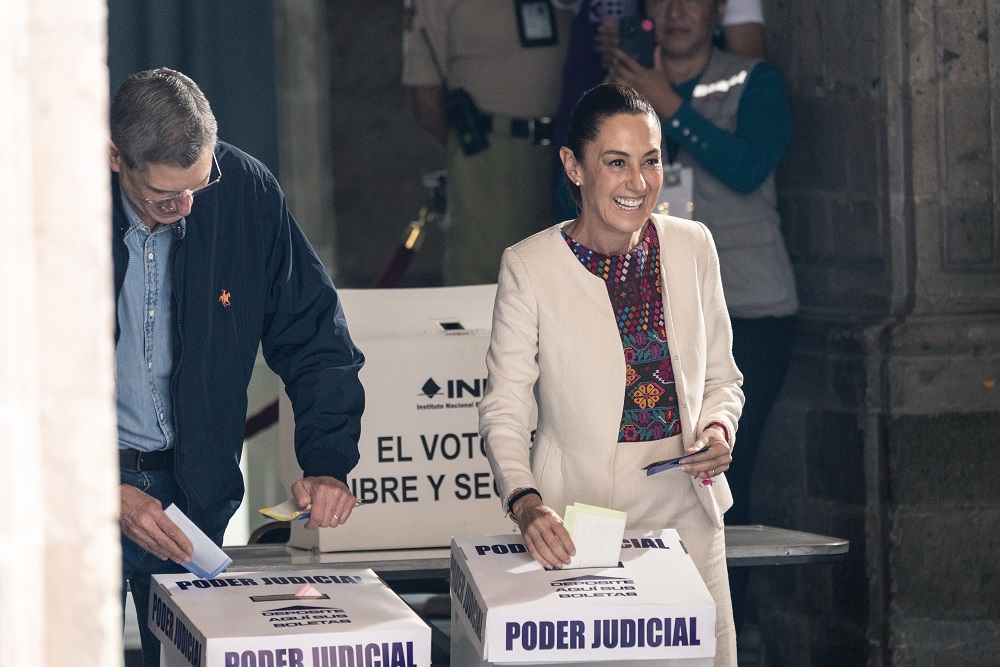 Claudia Sheinbaum votando
