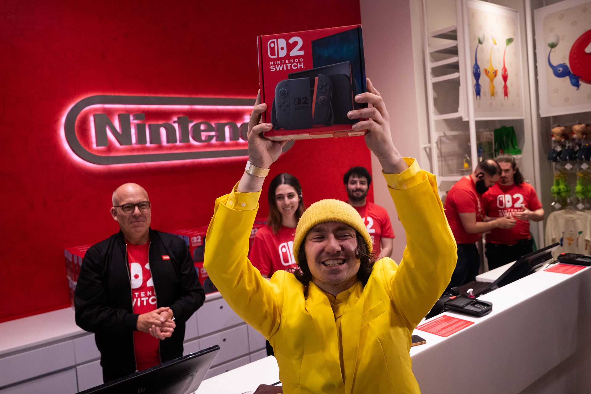 Cliente satisfeito com o Nintendo Switch 2 em loja.