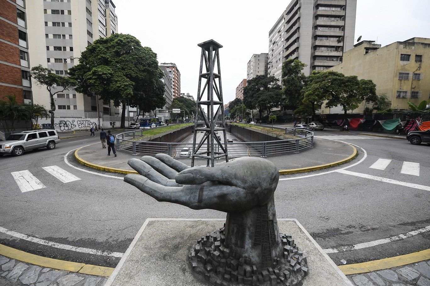 Estátua em frente à sede da PDVSA em Caracas.