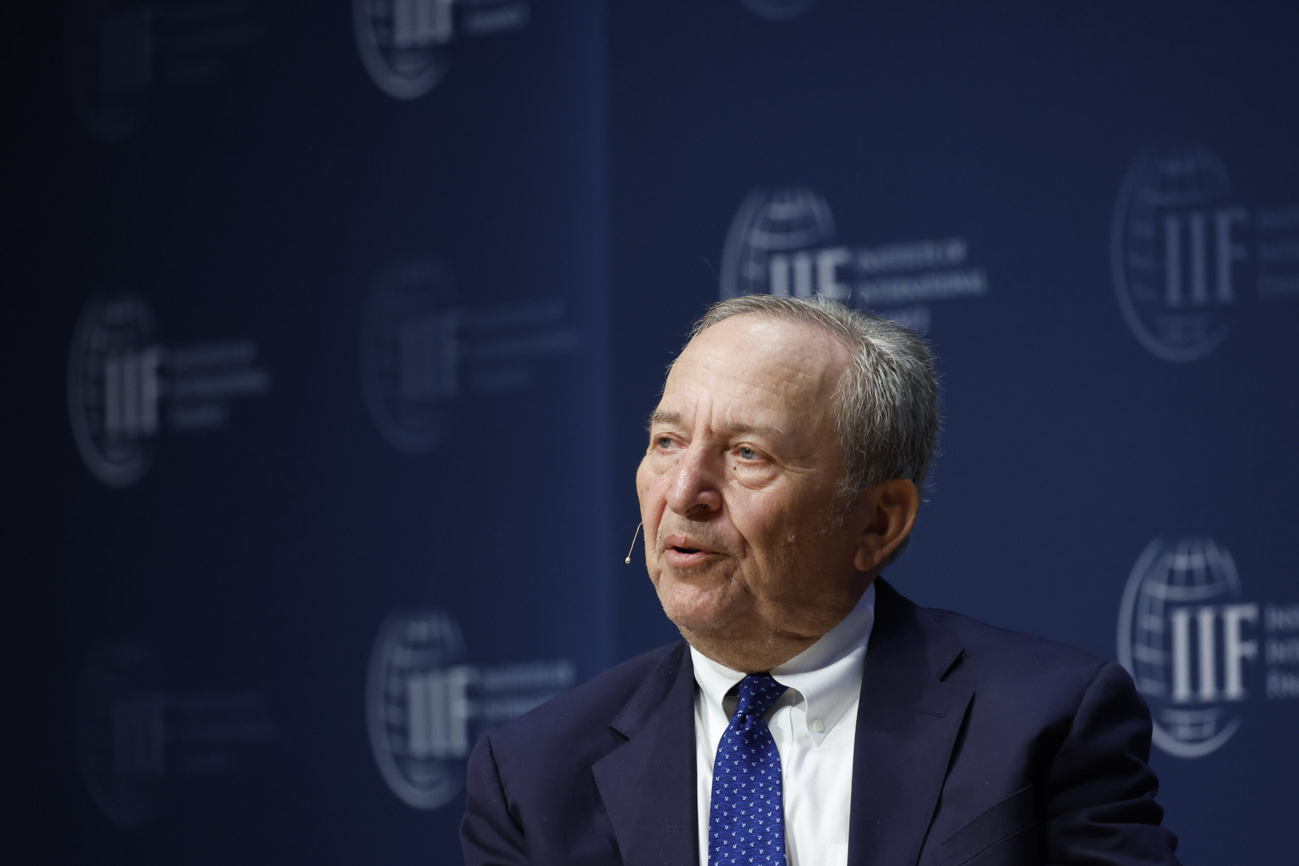 Lawrence Summers discursando no evento