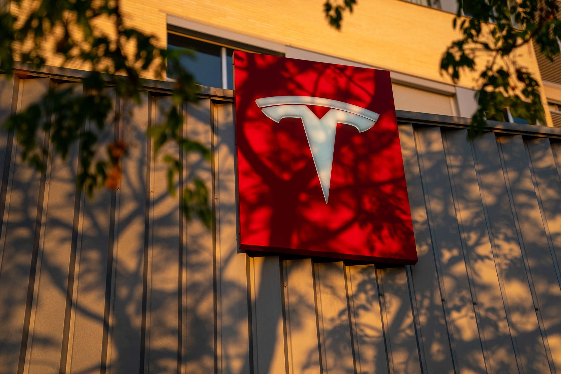 Logotipo da Tesla em concessionária