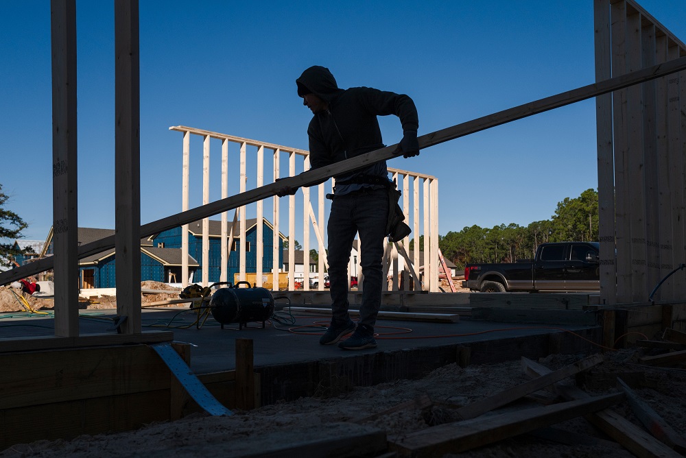 Um trabalhador da construção civil em ação