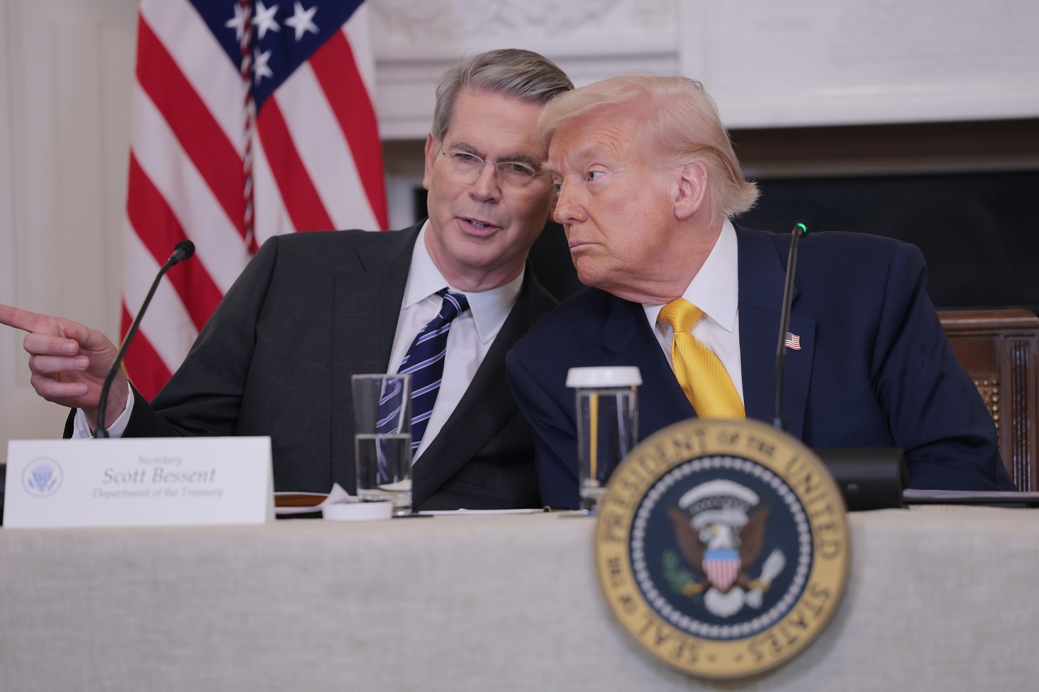 Imagem da cúpula de criptomoedas com Trump e Bessent