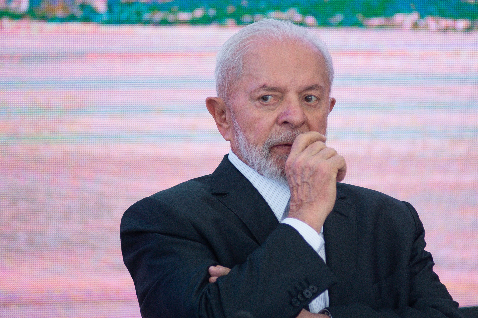 Lula durante coletiva de imprensa sobre enchentes históricas.