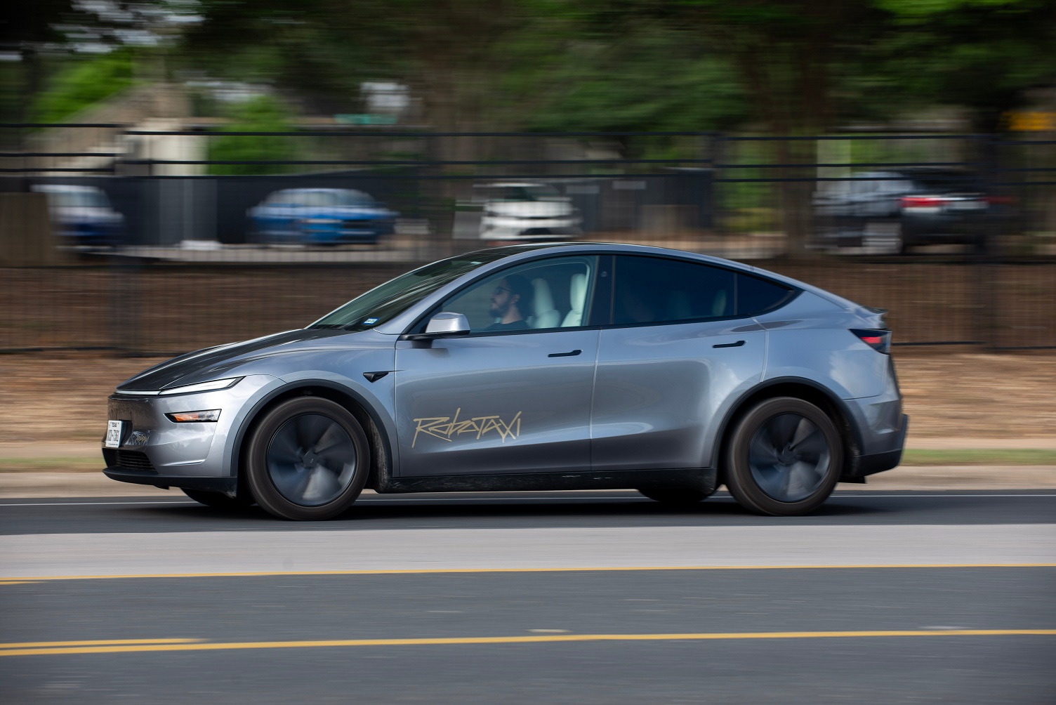 Imagem de um veículo robotáxi da Tesla em operação.