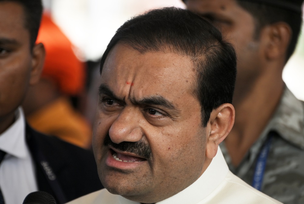 Imagem de Gautam Adani no Festival Kumbh Mela.