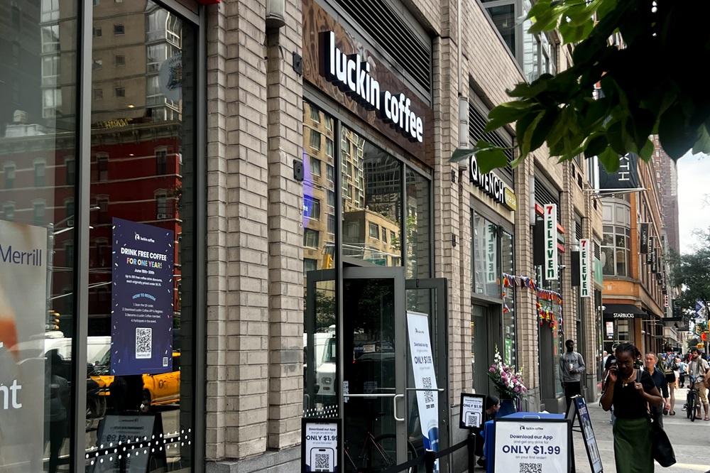 Uma nova loja da Luckin Coffee, localizada em Nova York, inaugurada recentemente.