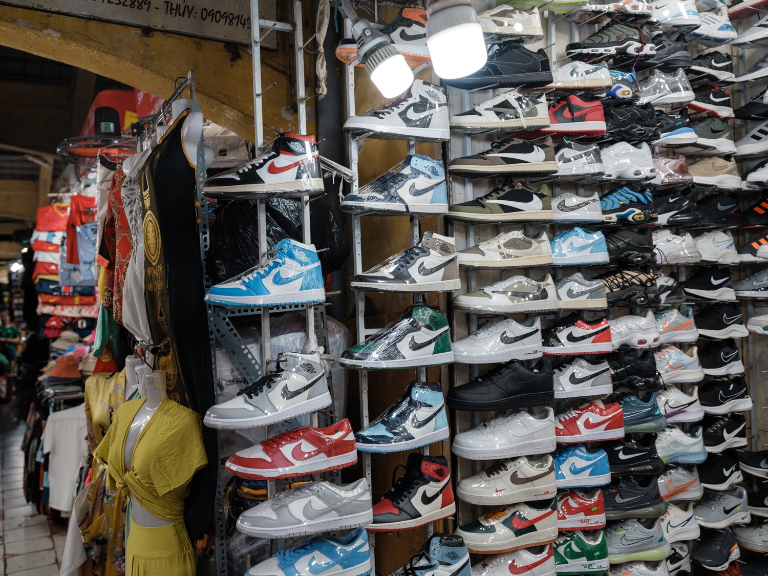 Imagem de tênis Nike à venda em mercado local.