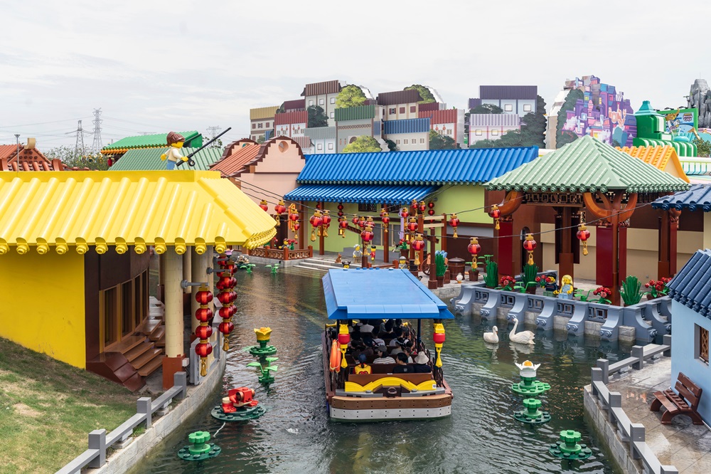 Uma visão do passeio de barco no Legoland Shanghai.