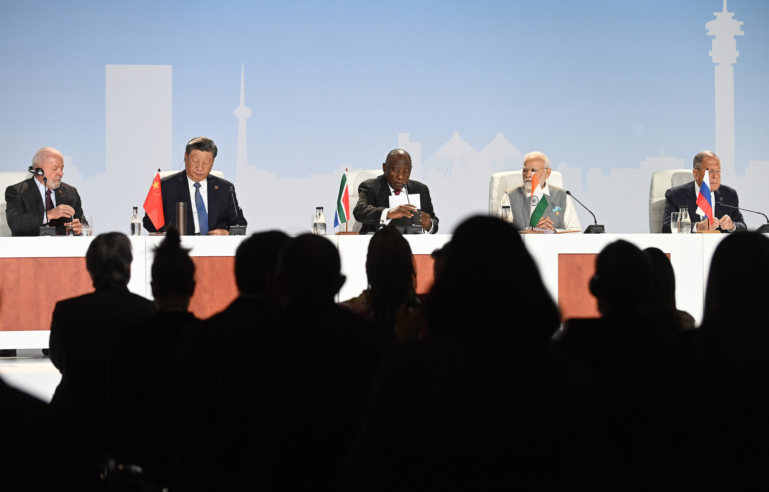 Cúpula dos líderes do BRICS, mostrando os principais participantes em uma mesa de discussão.