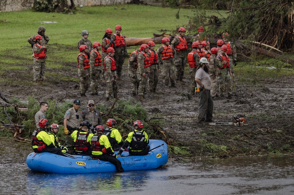 Imagem de busca e salvamento após enchente em Texas
