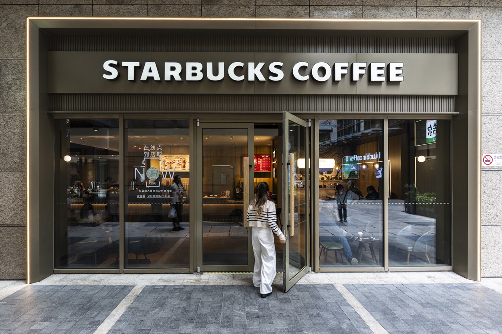 Uma imagem representativa de uma loja Starbucks em Xangai.
