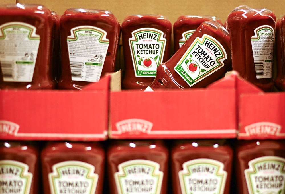 Imagem de ketchup em um supermercado.