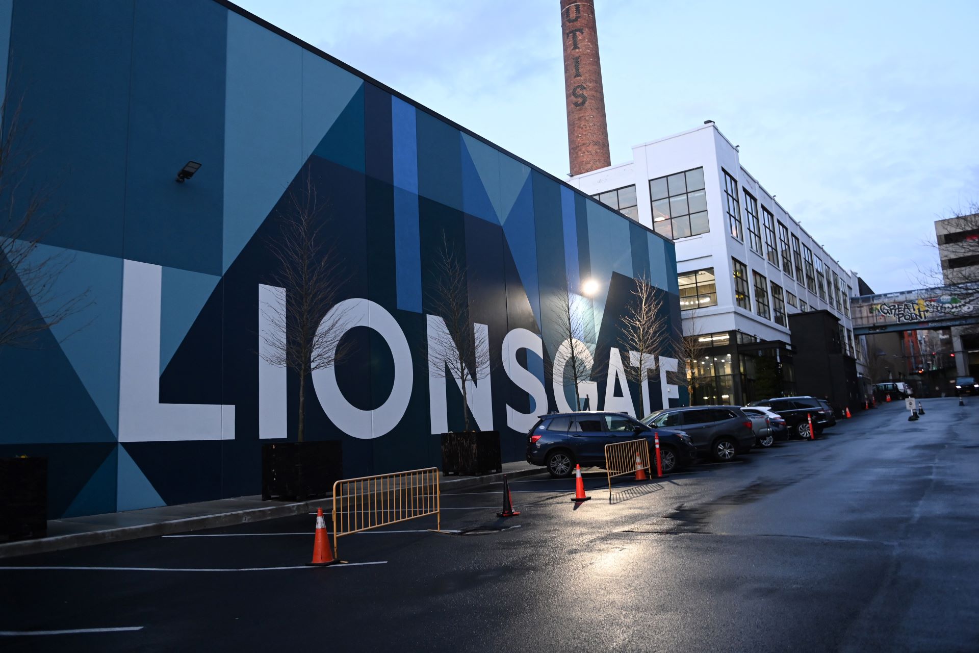 Uma vista da fachada dos estúdios Lionsgate.