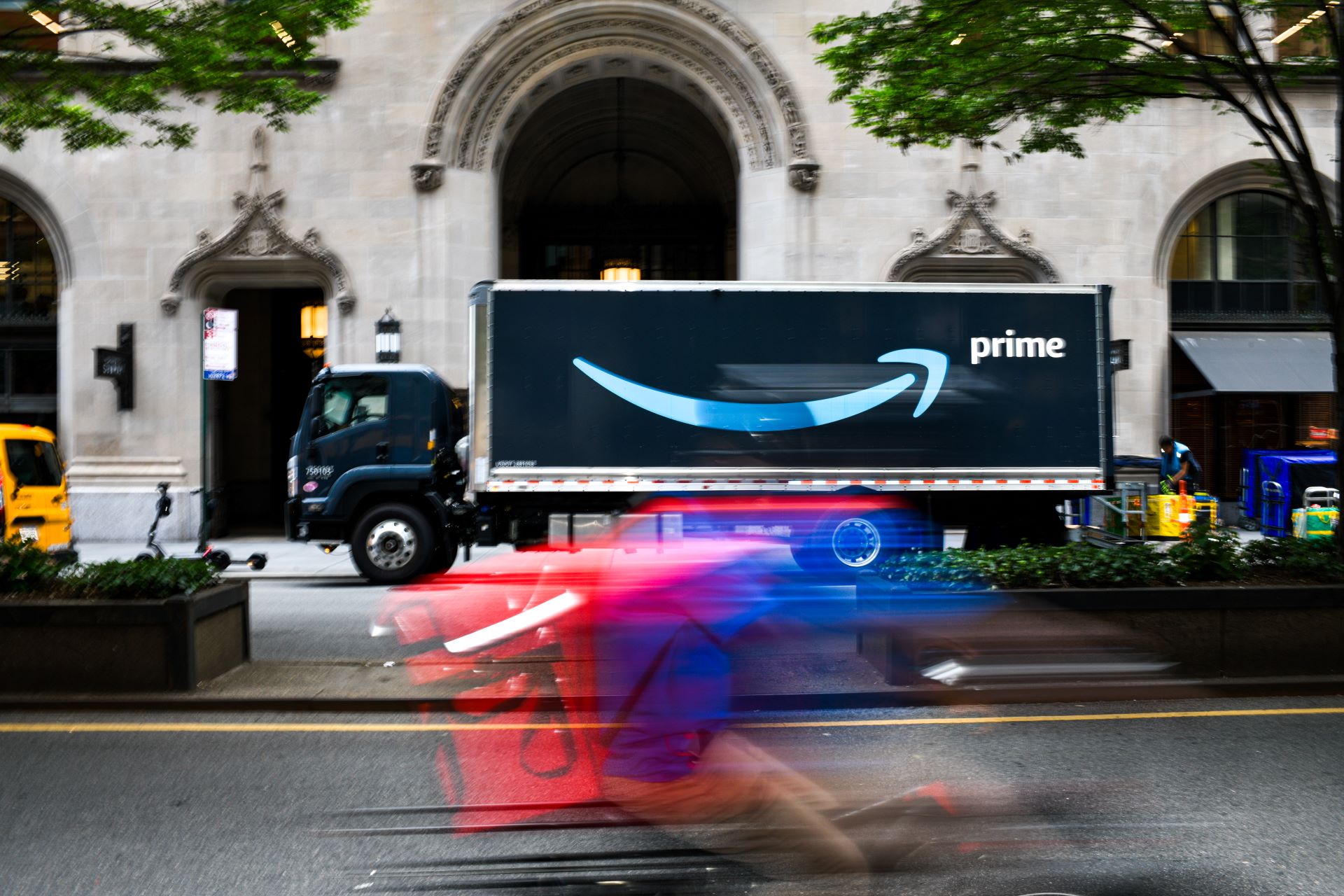 Caminhão da Amazon na rua