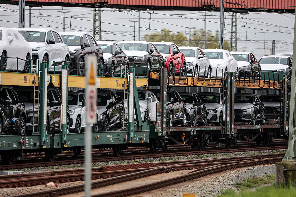 Imagem de carros em um terminal de porto.