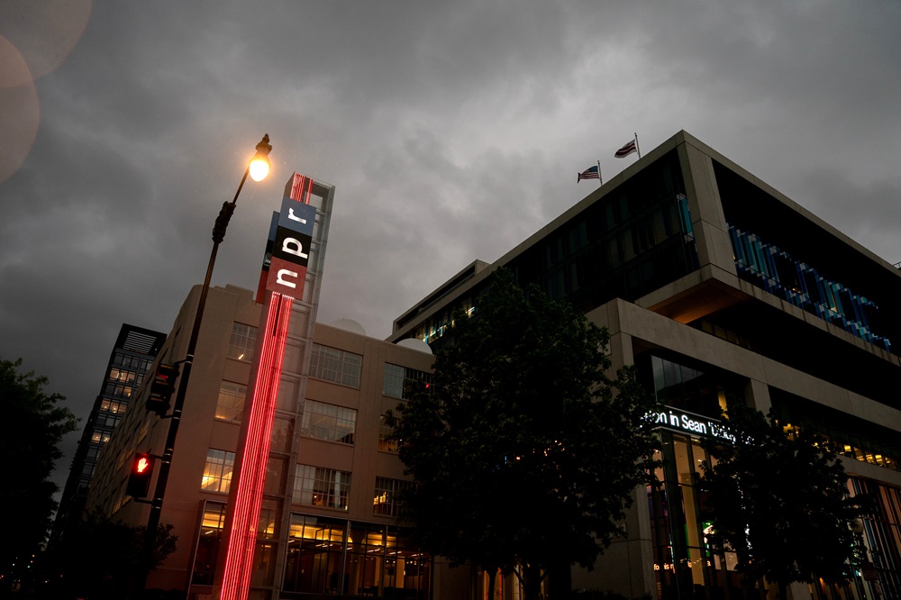 Imagem da fachada da sede da National Public Radio.