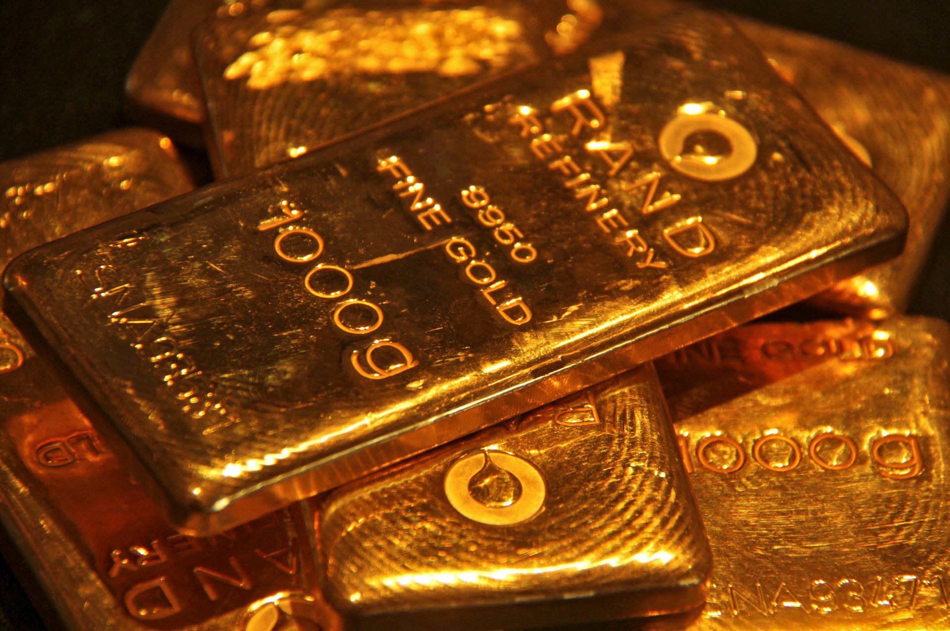 Imagem de um lingote de ouro em exibição.