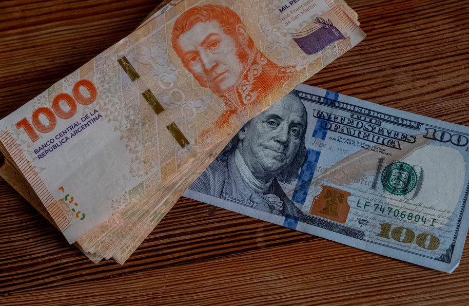 Moeda argentina e dólar
