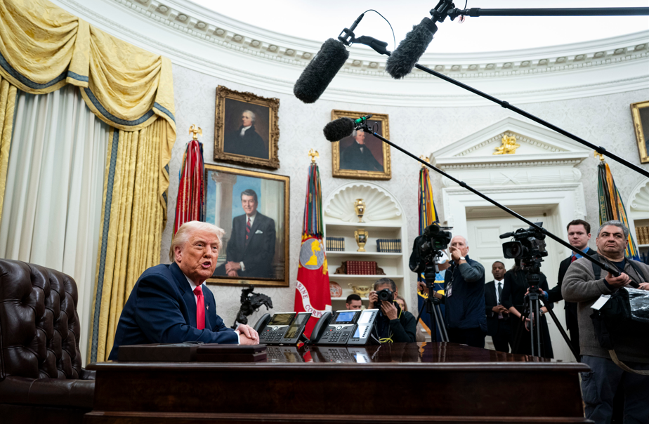 Uma imagem de Donald Trump em uma cerimônia na Casa Branca.