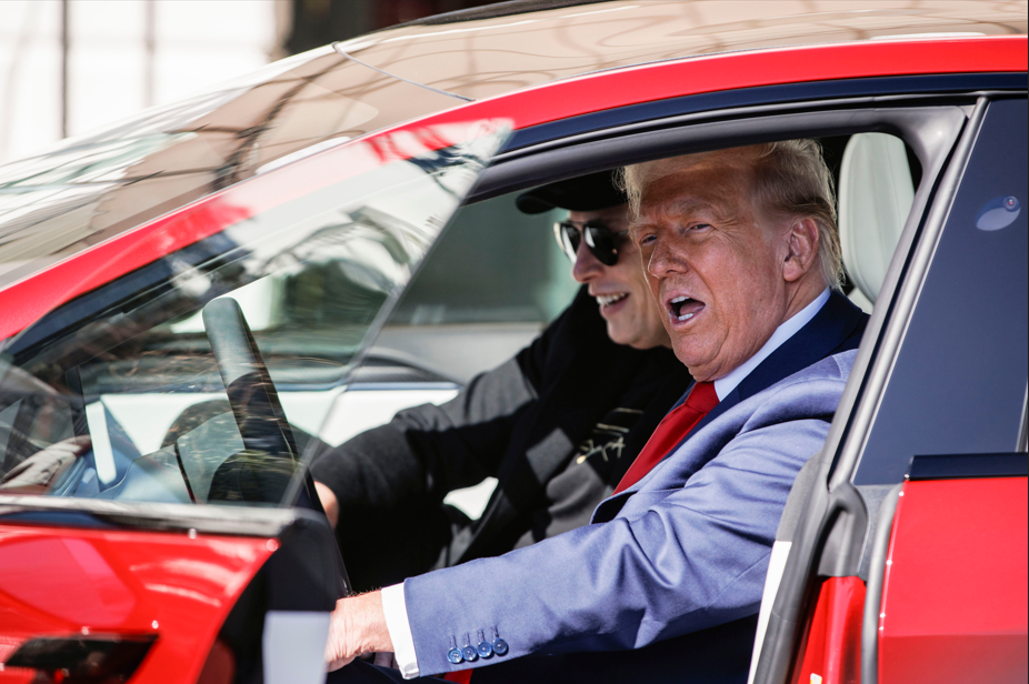 Imagem de Donald Trump e Elon Musk em um veículo elétrico.