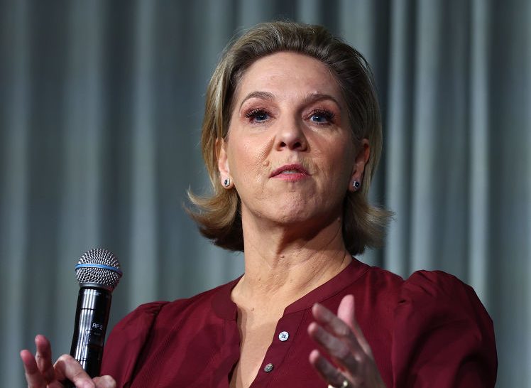 Fotografia de Robyn Denholm durante a cerimônia