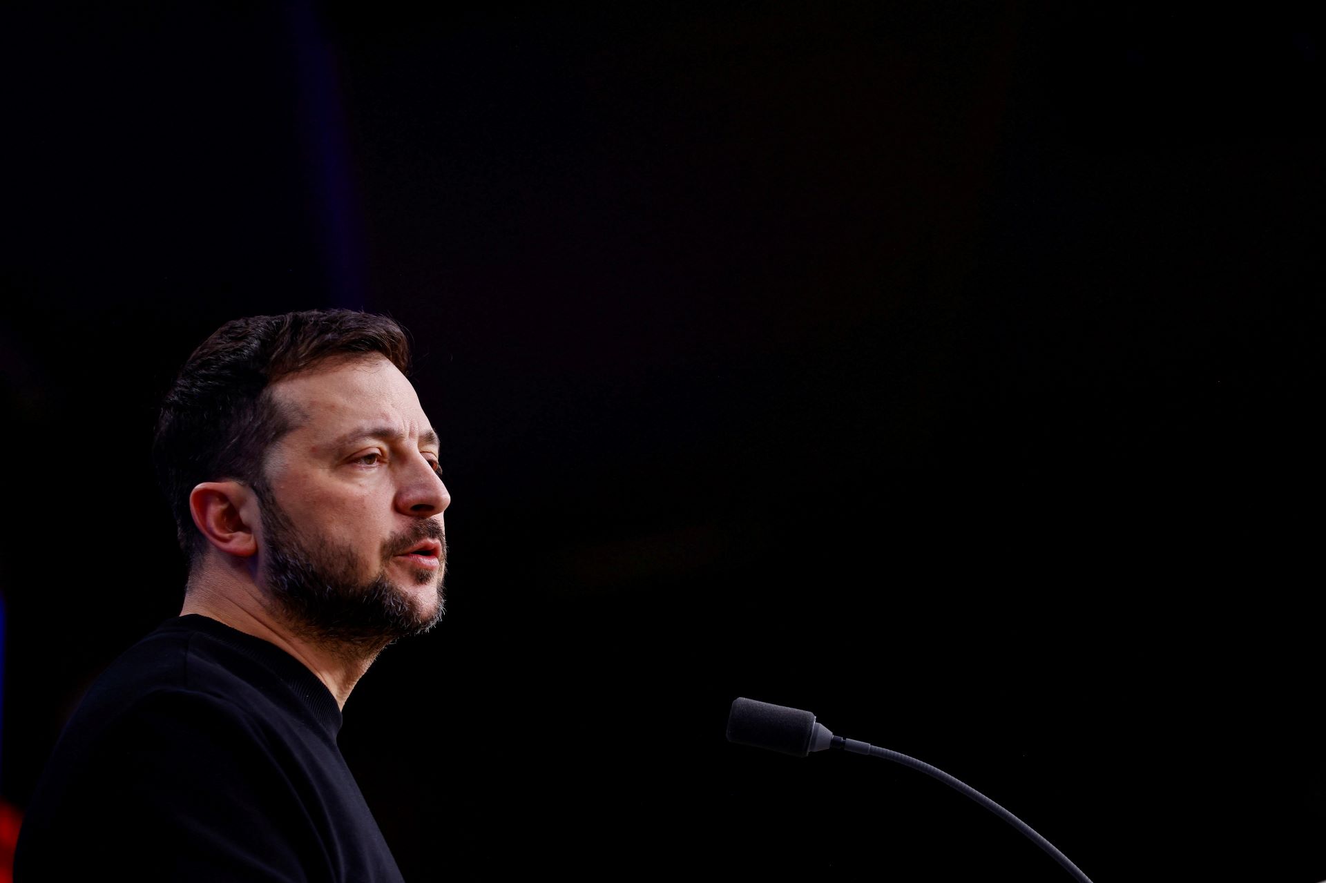 Presidente da Ucrânia, Volodymyr Zelensky, na cúpula da UE.