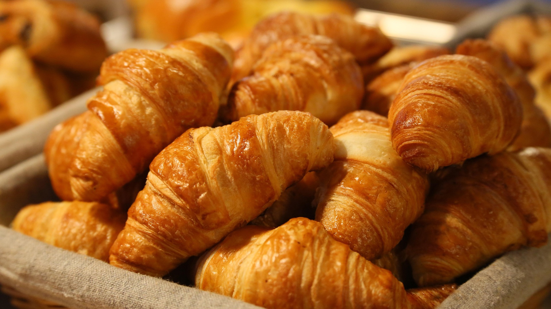 Uma selecção de croissants e pães preparados com manteiga. (Imagem: Pexels/Pixabay)