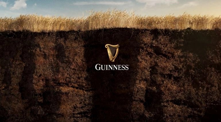 Logo da cervejaria Guinness em seu design clássico.