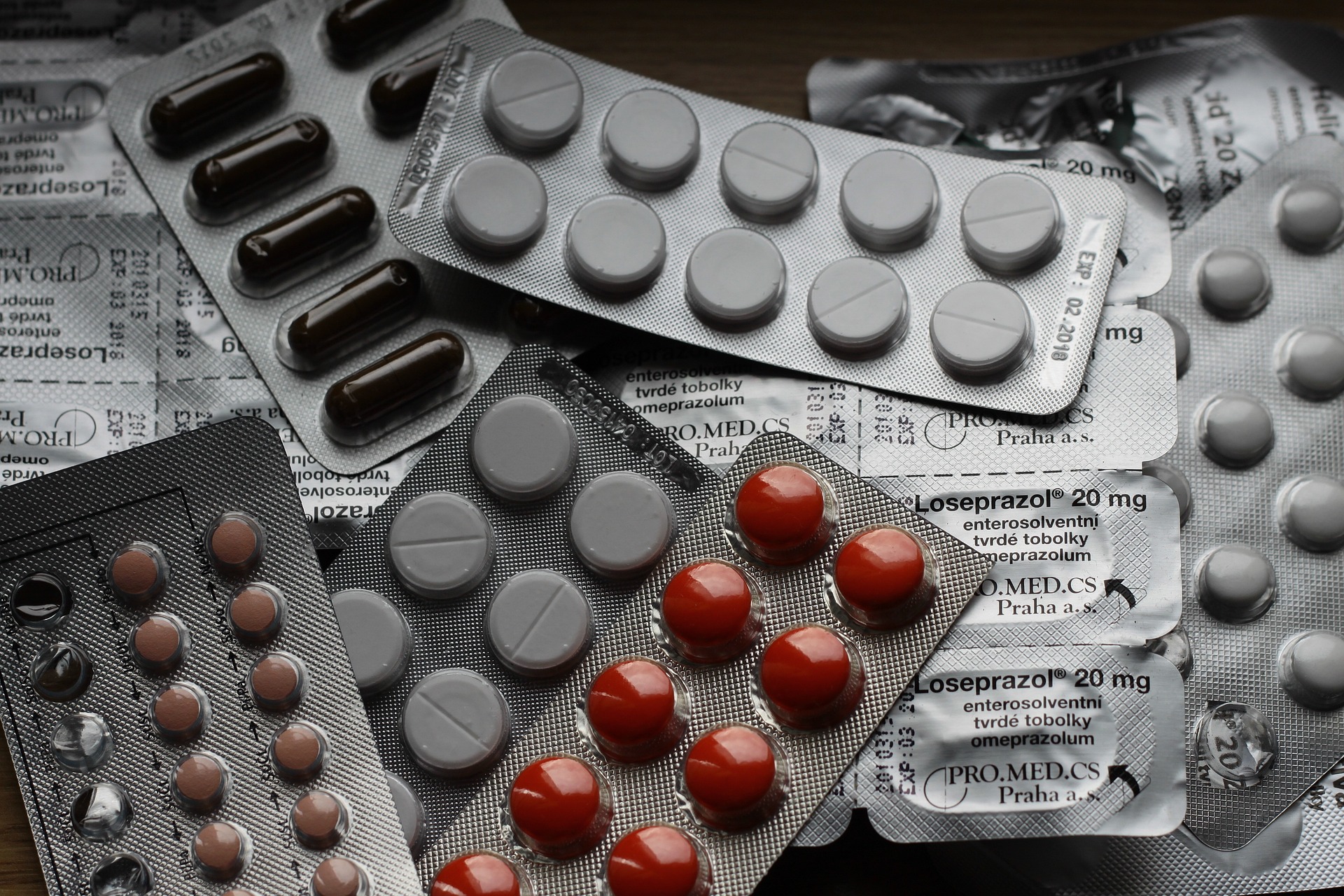 Imagem de diversos medicamentos.