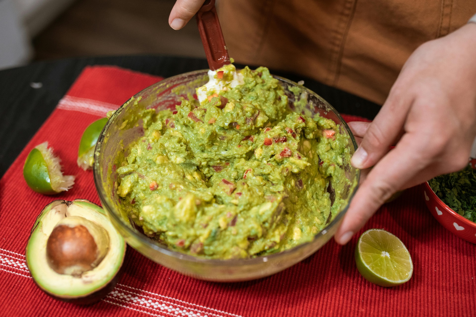 Uma deliciosa porção de guacamole feito com abacate.