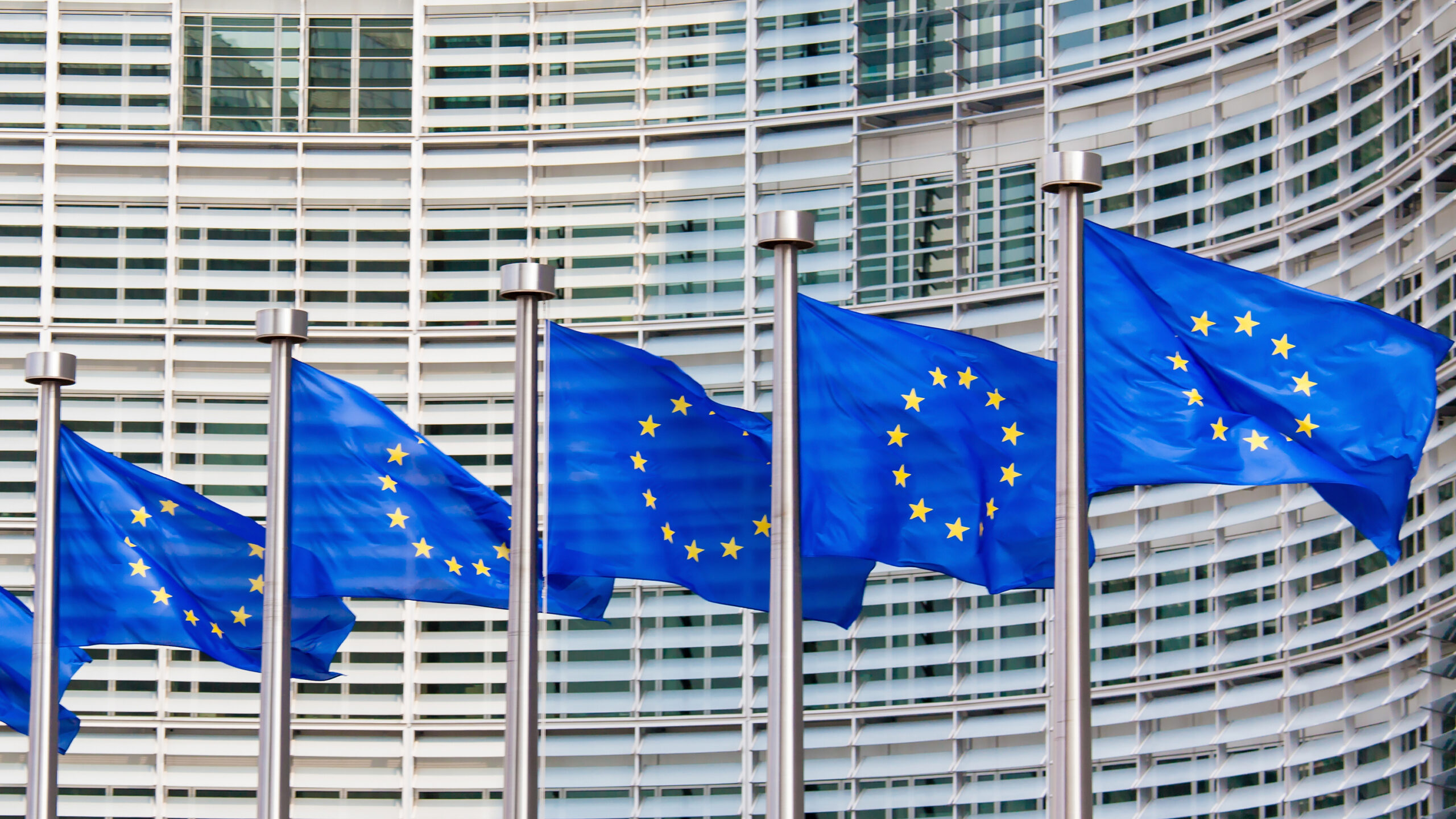 Estandartes da União Europeia em frente ao Parlamento Europeu