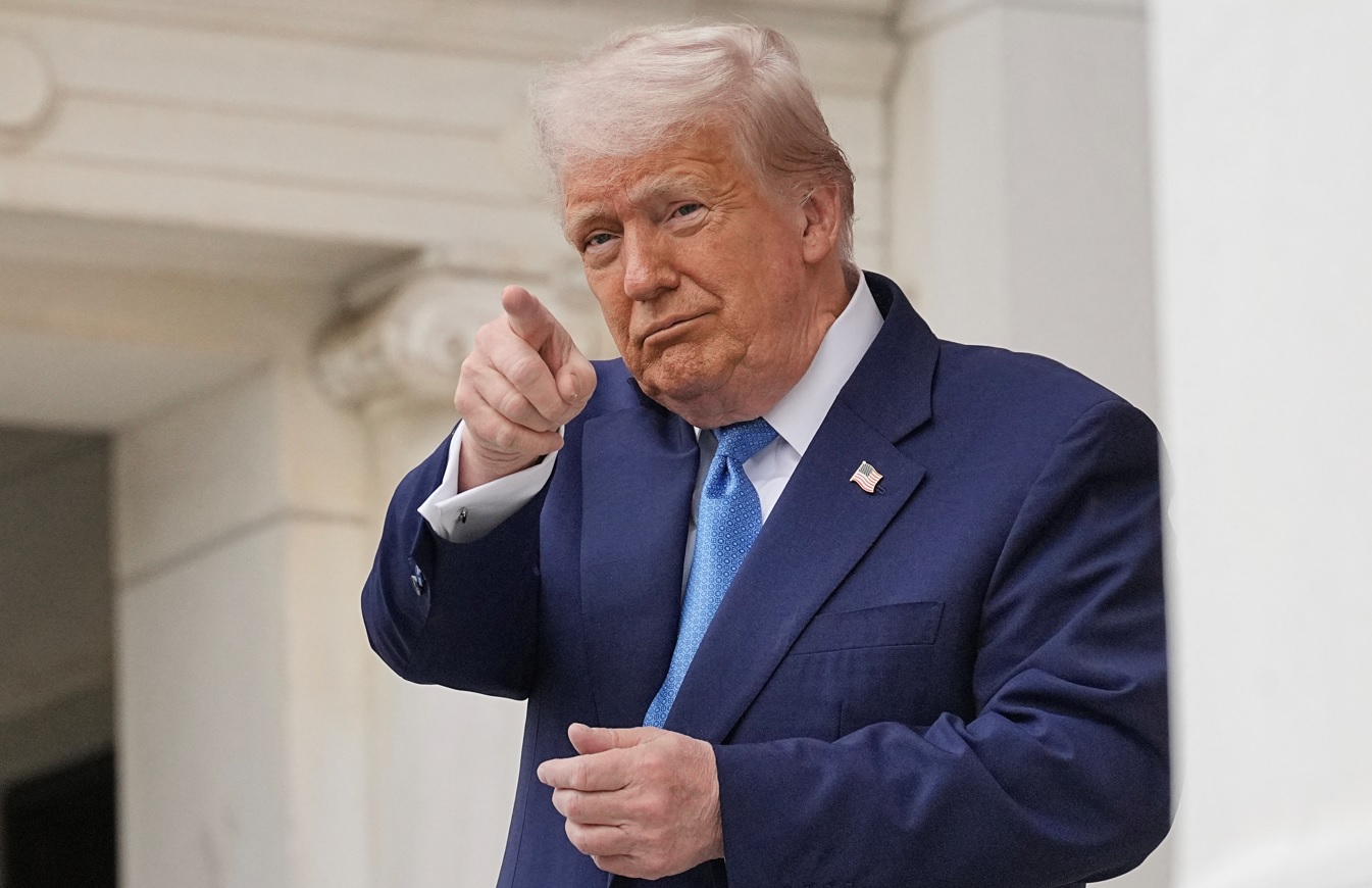 Imagem de Donald Trump durante uma conferência.