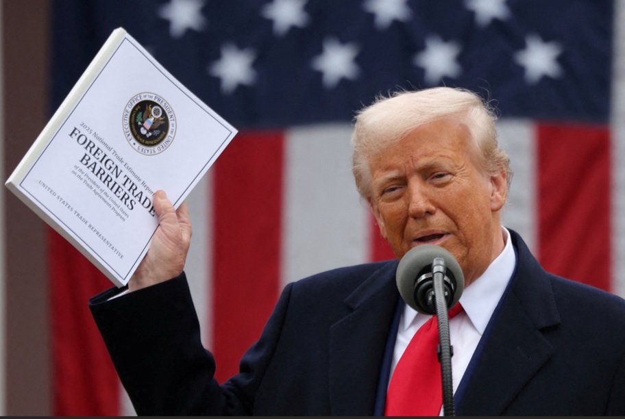 Donald Trump falando sobre tarifas em discurso.
