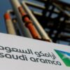 Emblema da Saudi Aramco exibido nas instalações petrolíferas em Abqaiq, Arábia Saudita, em 12 de outubro de 2019. REUTERS/Maxim Shemetov/Arquivo fotográfico