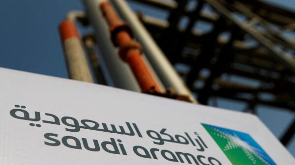 Emblema da Saudi Aramco exibido nas instalações petrolíferas em Abqaiq, Arábia Saudita, em 12 de outubro de 2019. REUTERS/Maxim Shemetov/Arquivo fotográfico