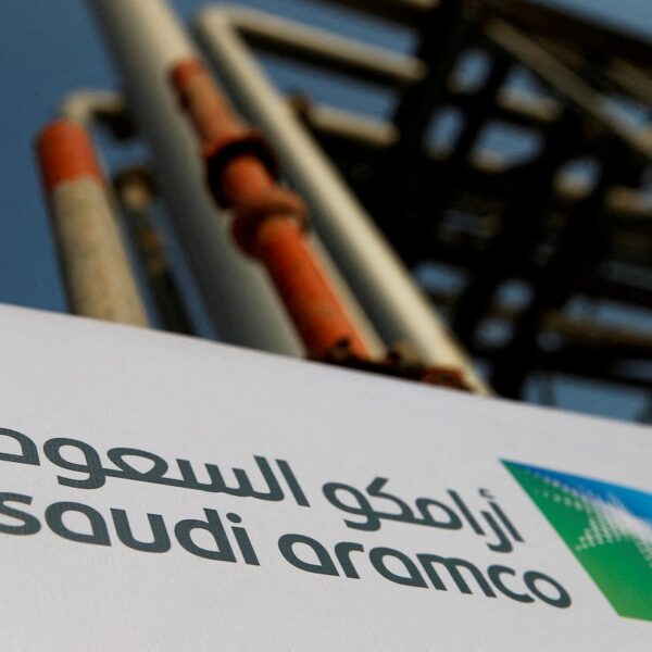 Emblema da Saudi Aramco exibido nas instalações petrolíferas em Abqaiq, Arábia Saudita, em 12 de outubro de 2019. REUTERS/Maxim Shemetov/Arquivo fotográfico