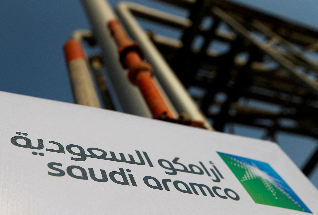 Emblema da Saudi Aramco exibido nas instalações petrolíferas em Abqaiq, Arábia Saudita, em 12 de outubro de 2019. REUTERS/Maxim Shemetov/Arquivo fotográfico