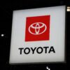 Imagem do logotipo da Toyota em uma feira de automóveis.
