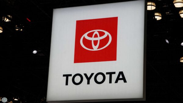 Imagem do logotipo da Toyota em uma feira de automóveis.