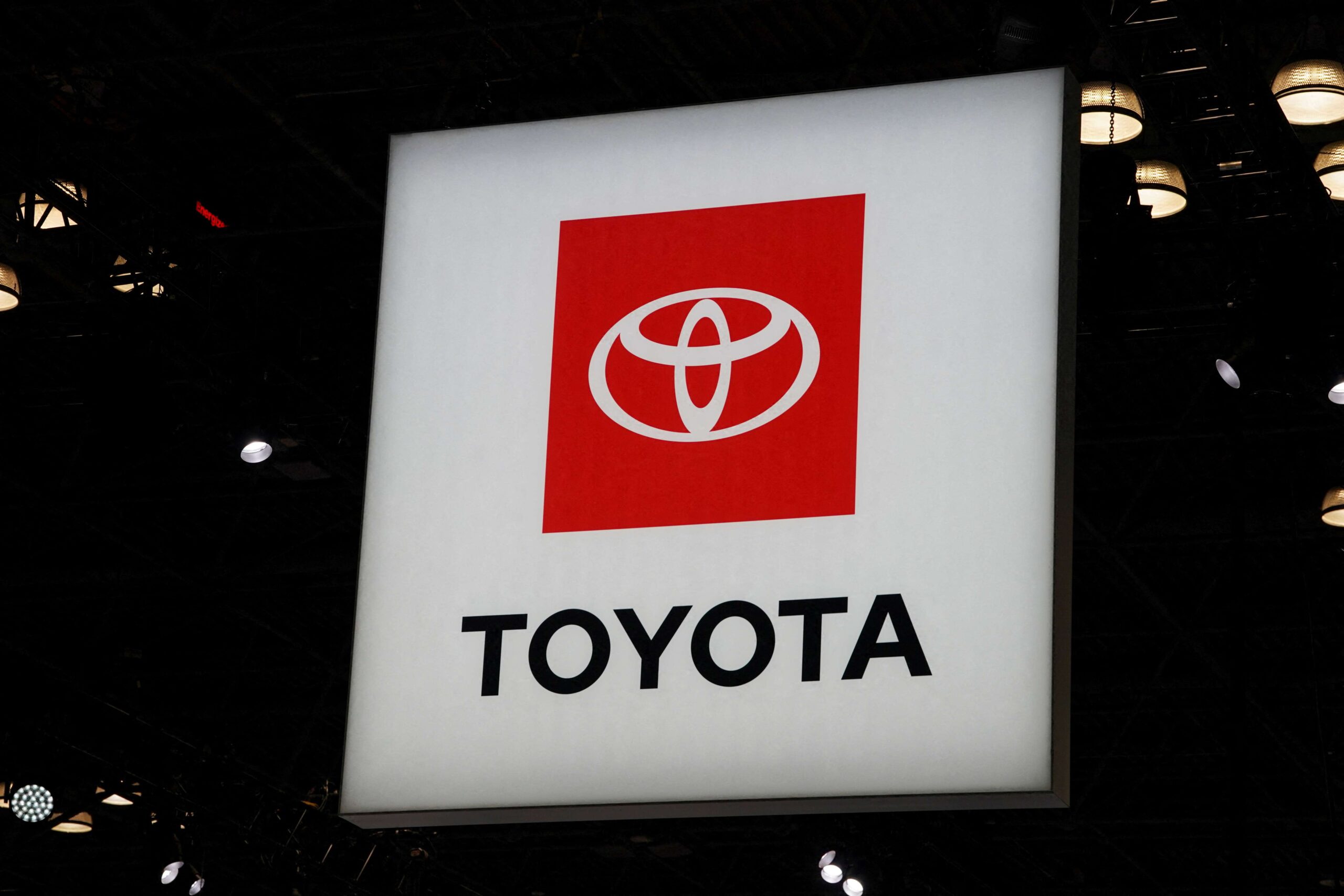 Imagem do logotipo da Toyota em uma feira de automóveis.