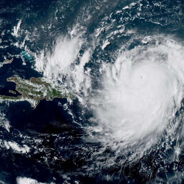 Imagem do furacão Erin próximo a Porto Rico