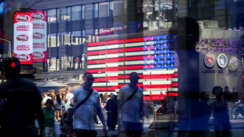 Vista de pedestres em frente ao Nasdaq MarketSite