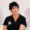 Imagem de Ghislaine Maxwell durante o evento.