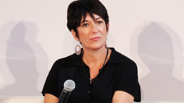 Imagem de Ghislaine Maxwell durante o evento.