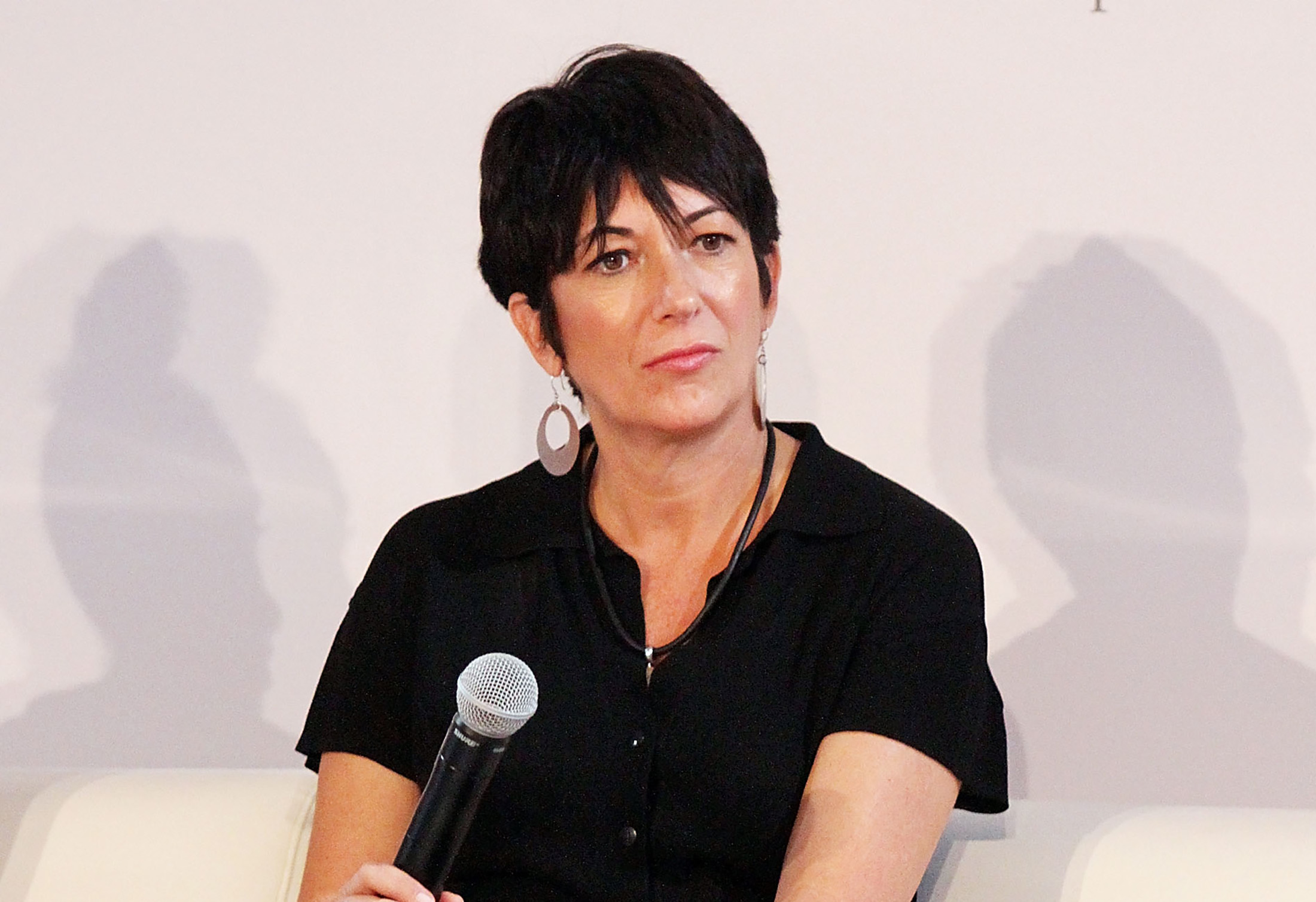 Imagem de Ghislaine Maxwell durante o evento.