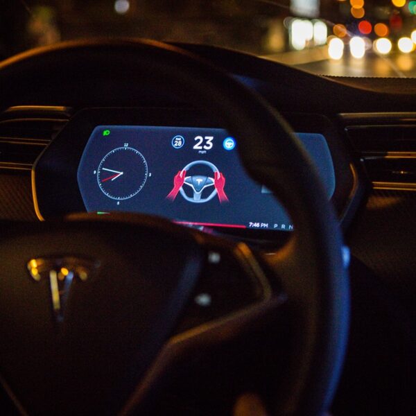 Atualização de software da Tesla em veículo Model S
