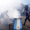 Preparação de churrasco em evento agrícola.